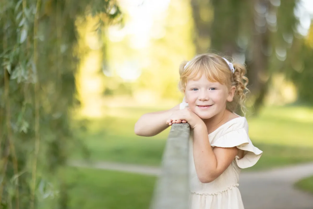 Kleines Mädchen im Gegenlicht auf einer Wiese – Kinderfotografie Berlin