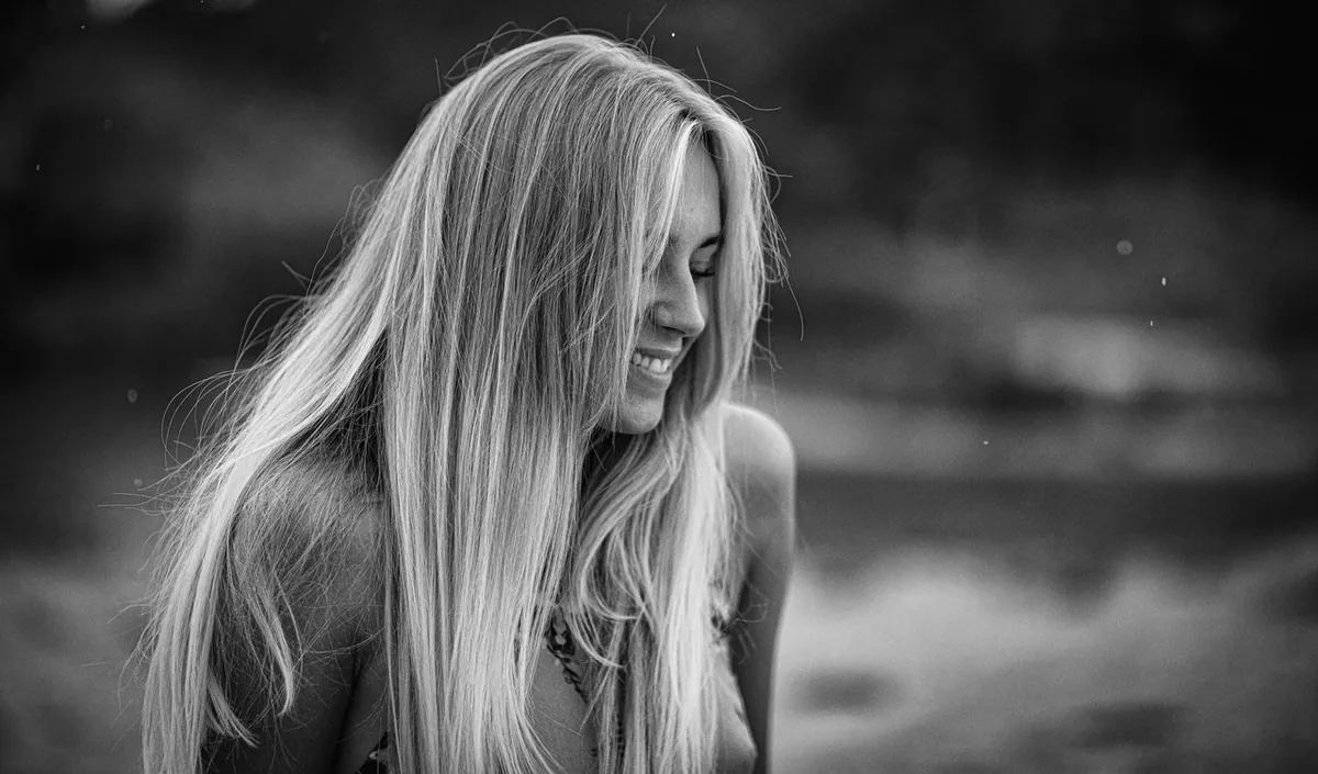 Schwarzweiß-Porträt eines Mädchens mit langen Haaren – Kinderporträt