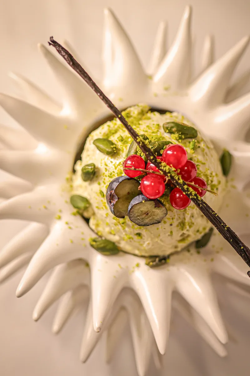 Dessert mit roten Beeren auf weißem Teller – Foodfotografie für Gastronomie