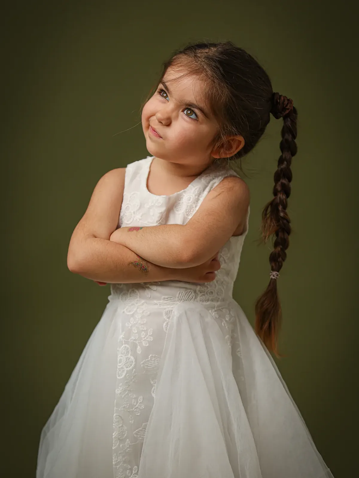Mädchen im weißen Kleid vor dunklem Hintergrund – Kinderporträt im Studio
