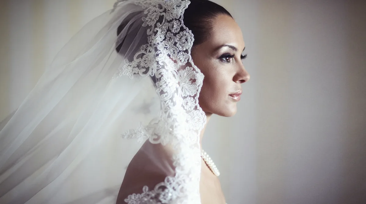 Braut mit Spitzenschleier und Brautmakeup – Hochzeitsporträt Berlin
