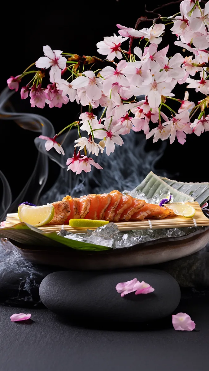Angerichtetes Fischgericht mit Kirschblüten und Rauch – Foodfotografie Berlin